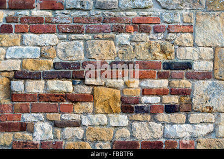 Ziegel und Cotswold Steinmauer Texturmuster Stockfoto