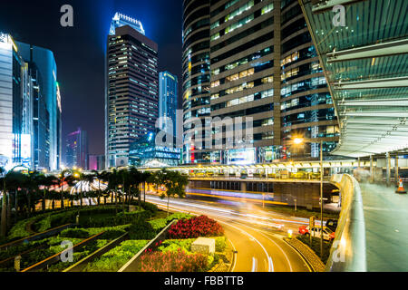 Blick auf einen Kreisverkehr und Wolkenkratzer in der Nacht im Central, Hong Kong, Hong Kong. Stockfoto