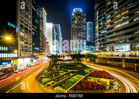 Blick auf einen Kreisverkehr und Wolkenkratzer in der Nacht im Central, Hong Kong, Hong Kong. Stockfoto