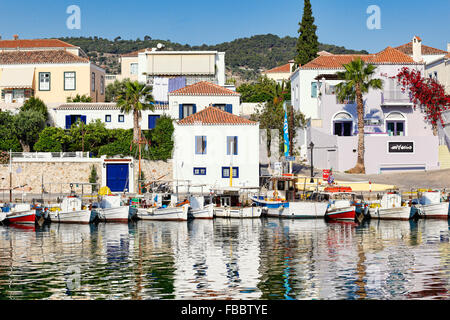 Boote in den alten Hafen von Spetses-Insel, Griechenland Stockfoto