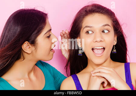 2 indische Junge Womans Freunde Flüstern sprechen Stockfoto