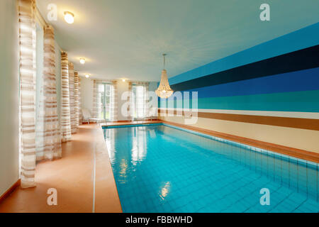 Haus Innenräume, privates Schwimmbad Stockfoto