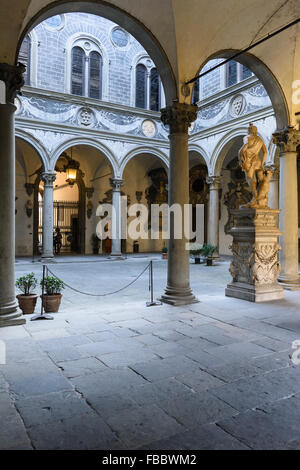 Florenz. Italien. Palazzo Medici Riccardi, Innenhof, entworfen von Michelozzo di Bartolomeo, 1444-1484. Stockfoto