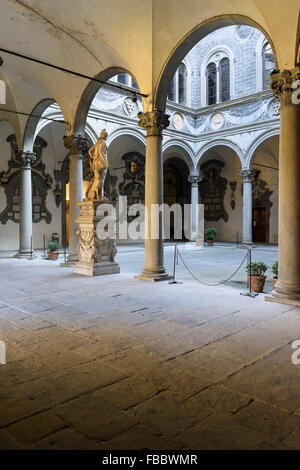 Florenz. Italien. Palazzo Medici Riccardi, Innenhof, entworfen von Michelozzo di Bartolomeo, 1444-1484. Stockfoto