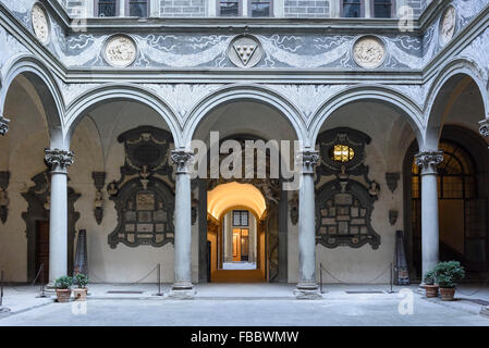 Florenz. Italien. Palazzo Medici Riccardi, Innenhof, entworfen von Michelozzo di Bartolomeo, 1444-1484. Stockfoto