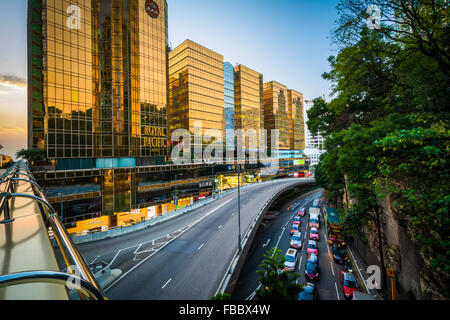 Ansicht von Canton Road und modernen Wolkenkratzern in Tsim Sha Tsui in Kowloon, Hongkong. Stockfoto