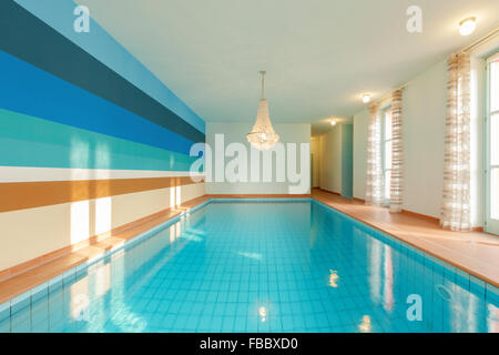 Haus Innenräume, privates Schwimmbad Stockfoto