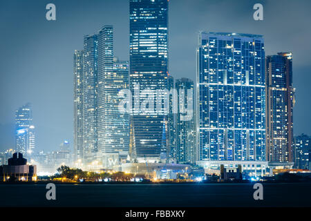 Die Kowloon-Skyline bei Nacht, von Sheung Wan, Hong Kong, Hong Kong gesehen. Stockfoto