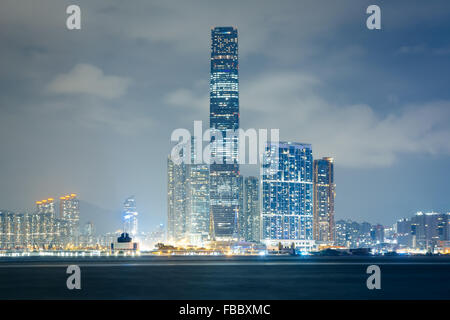 Die Kowloon-Skyline bei Nacht, von Sheung Wan, Hong Kong, Hong Kong gesehen. Stockfoto