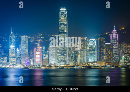 Die Hong Kong Skyline bei Nacht, von Tsim Sha Tsui, Kowloon, Hong Kong gesehen. Stockfoto