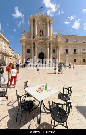 Ein Café in der Piazza del Duomo und barocke Fassade des Doms, Syrakus, Sizilien, Italien Stockfoto
