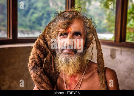 Porträt von einem Sadhu Baba (Heiliger) mit traditionellen langen Haaren in einem nepalesischen Tempel Stockfoto