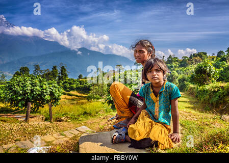 Nepalesische Kinder spielen in den Himalaya-Bergen in der Nähe von Pokhara Stockfoto