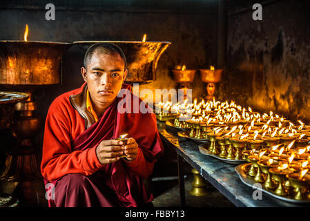 Buddhistischer Mönch zu beleuchten, bei Kerzenschein in einem buddhistischen Tempel in Kathmandu. Stockfoto