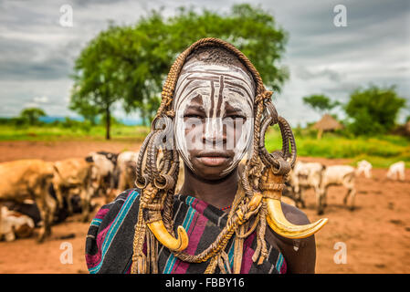 OMO-Tal, Äthiopien - 7. Mai 2015: Kleiner Junge aus dem afrikanischen Stamm Mursi mit traditionellen Hörnern im Mago Nationalpark, Ethiop Stockfoto