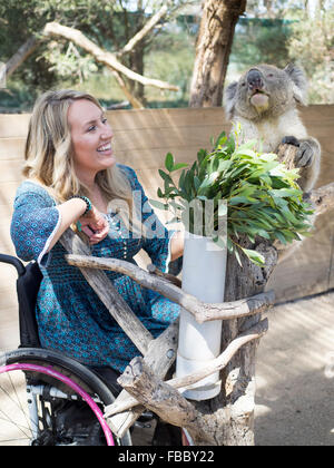 Junge Frau mit einem Rollstuhl besuchen ein Wildschutzgebiet Stockfoto