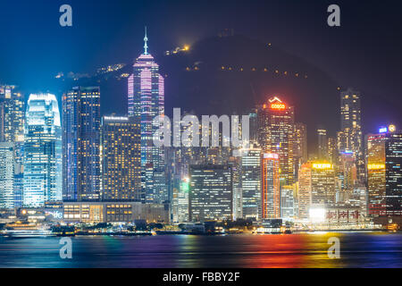 Die Skyline von Hong Kong und Victoria Peak in der Nacht, von Tsim Sha Tsui, Kowloon, Hong Kong gesehen. Stockfoto
