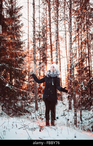 Hübsches Mädchen im Winterwald Stockfoto