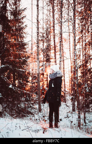 Hübsches Mädchen im Winterwald Stockfoto