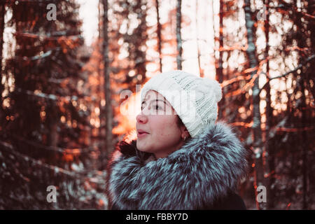 Hübsches Mädchen im Winterwald Stockfoto