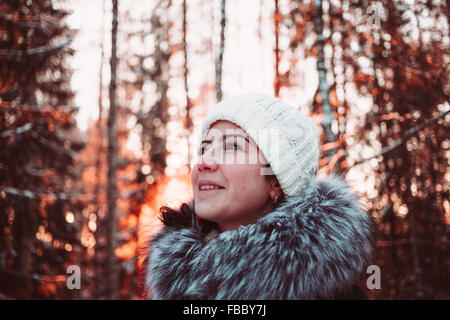 Hübsches Mädchen im Winterwald Stockfoto