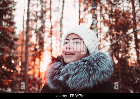 Hübsches Mädchen im Winterwald Stockfoto