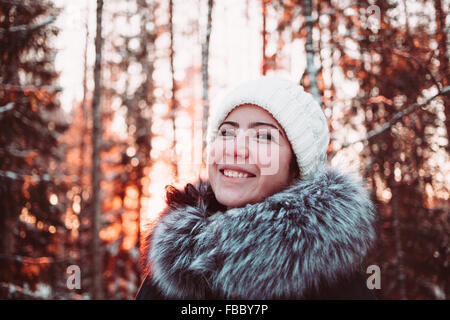 Hübsches Mädchen im Winterwald Stockfoto