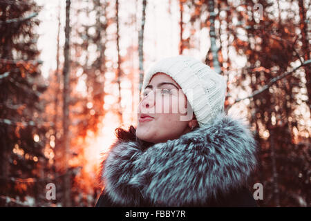 Hübsches Mädchen im Winterwald Stockfoto