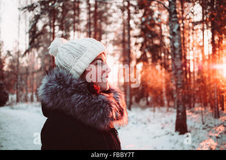 Hübsches Mädchen im Winterwald Stockfoto