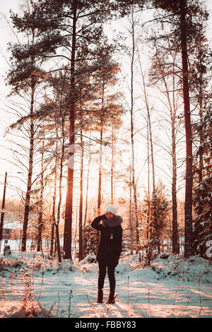 Hübsches Mädchen im Winterwald Stockfoto