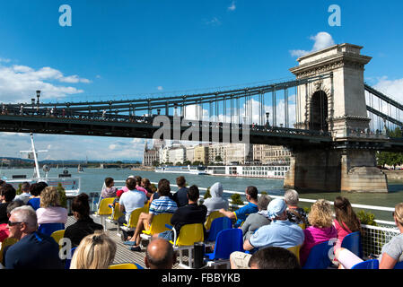 Széchenyi Kettenbrücke, Donau, Budapest, Ungarn, Ausflugsschiff, Stockfoto