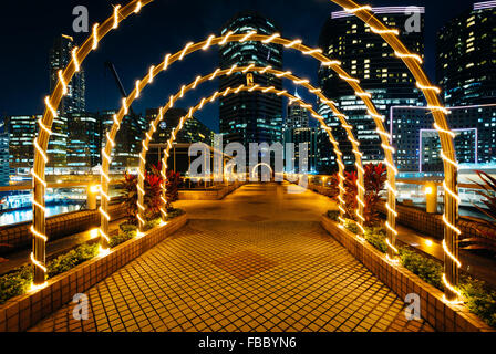 Pier und modernen Wolkenkratzern in Tsim Sha Tsui in der Nacht, in Kowloon, Hongkong. Stockfoto