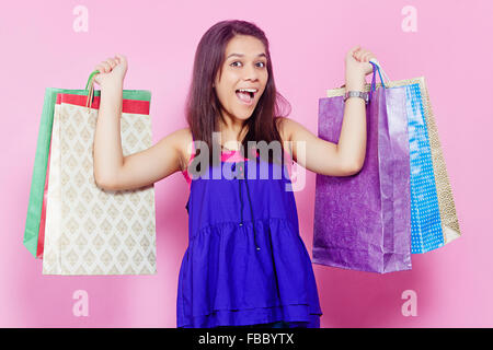 1 indische junge Frau Shopping schreien Stockfoto