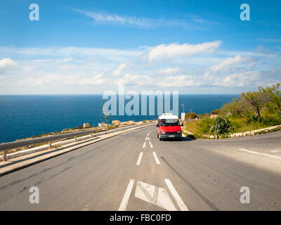 Triq Wied werden-Żurrieq, der Straße, die Winde zu Dorf Wied Iz Zurrieq, Malta. Stockfoto