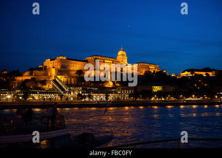 Der Königspalast, Das Budaer Schloss, Das Nationalmuseum, Die Donau, Die Abenddämmerung, Budapest, Ungarn, Stockfoto