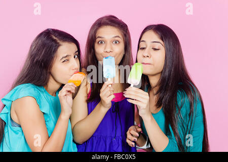 3 indische Junge Womans Freunde essen Eis Stockfoto