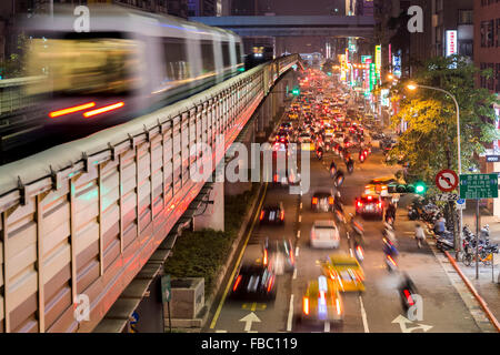 Taipei Straßenansicht mit Hochbahn und Verkehr während der Hauptverkehrszeit. Bewegungsunschärfe. Stockfoto