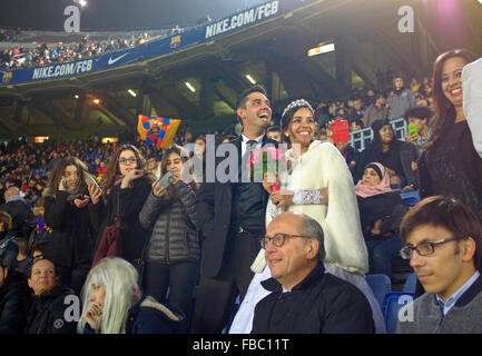 ein frisch verheiratetes Paar in der Menge im Nou camp / camp Nou Stadion in Barcelona während des Spiels Copa del Rey Stockfoto