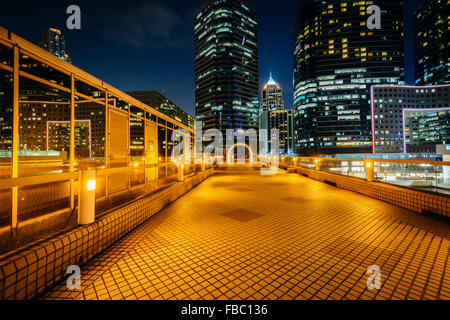 Moderne Wolkenkratzer in Tsim Sha Tsui in der Nacht, in Kowloon, Hongkong. Stockfoto