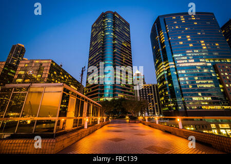 Moderne Wolkenkratzer und Pier in Tsim Sha Tsui in der Dämmerung, in Kowloon, Hong Kong. Stockfoto