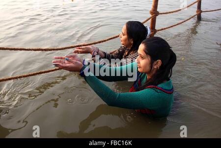 Makar Sankranti Festival am Ufer des Flusses Ganges bei Sangam. Makar Sankranti ist ein Indianerfest gefeiert in fast allen Teilen von Indien und Nepal in vielen kulturellen Formen. Es ist ein Erntedankfest. (Foto von Amar tief / Pazifik Presse) Stockfoto