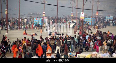 Makar Sankranti Festival am Ufer des Flusses Ganges bei Sangam. Makar Sankranti ist ein Indianerfest gefeiert in fast allen Teilen von Indien und Nepal in vielen kulturellen Formen. Es ist ein Erntedankfest. (Foto von Amar tief / Pazifik Presse) Stockfoto