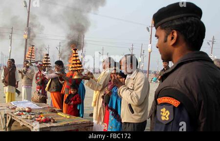 Makar Sankranti Festival während Magh Mela Festival am Ufer des Flusses Ganges bei Sangam. Makar Sankranti ist ein Indianerfest gefeiert in fast allen Teilen von Indien und Nepal in vielen kulturellen Formen. Es ist ein Erntedankfest. (Foto von Amar tief / Pazifik Presse) Stockfoto