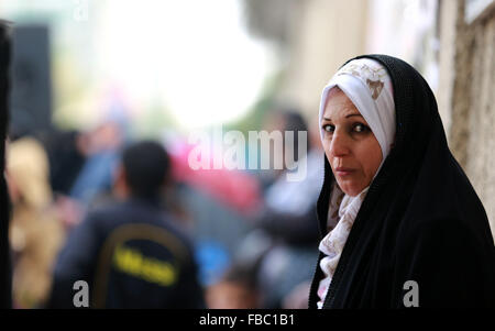 Gaza, Palästina. 14. Januar 2016. Pause Kinder Waisen und Frauen vor der ägyptischen Botschaft in den Gaza-Streifen, die Öffnung des Grenzübergangs Rafah zu verlangen. Bildnachweis: Ramadan Elagha/Pacific Press/Alamy Live-Nachrichten Stockfoto