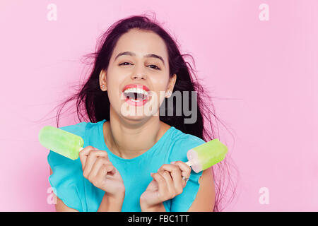 1 indische junge Frau essen Eis Stockfoto