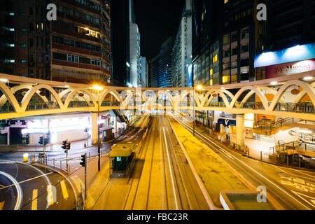 Langzeitbelichtung des Verkehrs auf Yee Wo Street in der Nacht, an der Causeway Bay in Hongkong, Hongkong. Stockfoto