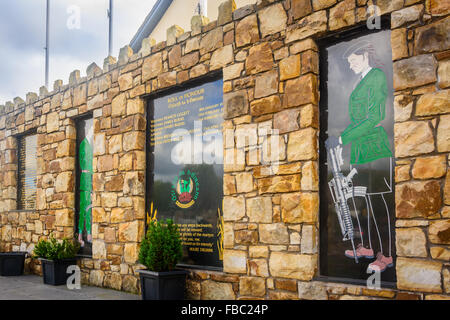 IRA Gedenkgarten in St James Bereich West Belfast zeigt bewaffnete Mitglieder. Stockfoto