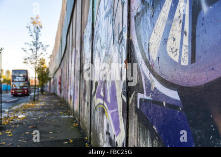 Ein Touristenbus gelangt über Belfast Friedensmauer. Stockfoto