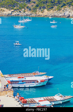 Adria zwischen San Nicola Island im Vordergrund und San Domino im Hintergrund Isole Tremiti Apulien Apulien Italien Europa Stockfoto