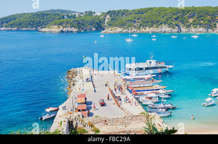 Blick vom Hafen von San Nicola Insel nach San Domino Isole Tremiti Apulien Apulien Italien Europa Stockfoto